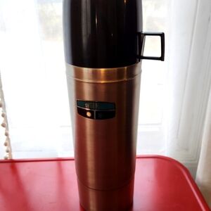 VINTAGE Thermos Quart Sise with cup